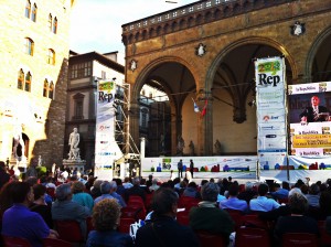 Piazza Signoria: davanti alla Loggia dei Lanzi i video per seguire gli incontri dentro a Palazzo Vecchio